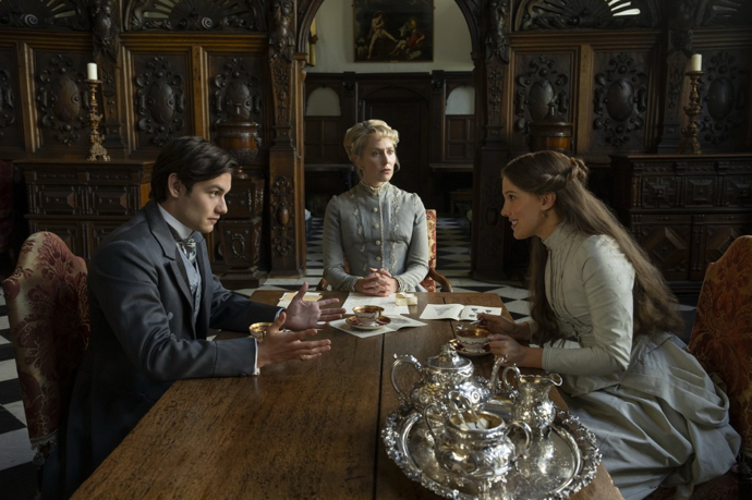 FOTO: Millie Bobby Brown a Louis Partridge v pokračování dobrodružného filmu Enola Holmes 3.