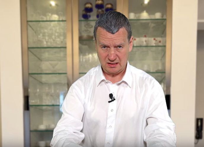 FOTO: Petr Jablonský jako Andrej Babiš. – stránka 1