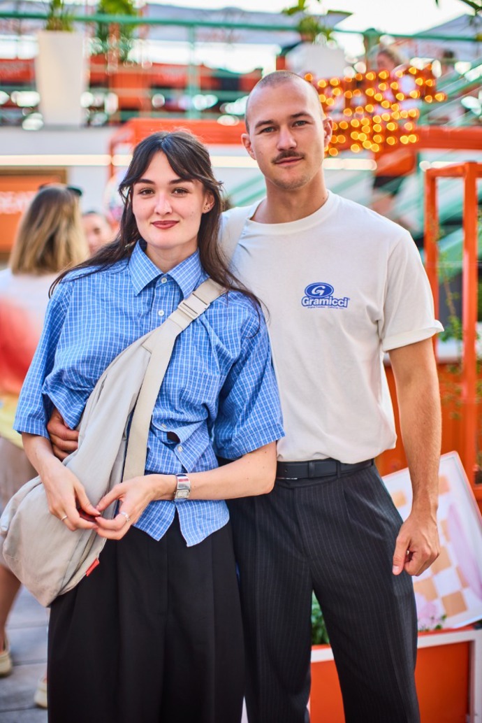 FOTO: Standa přivedl partnerku.