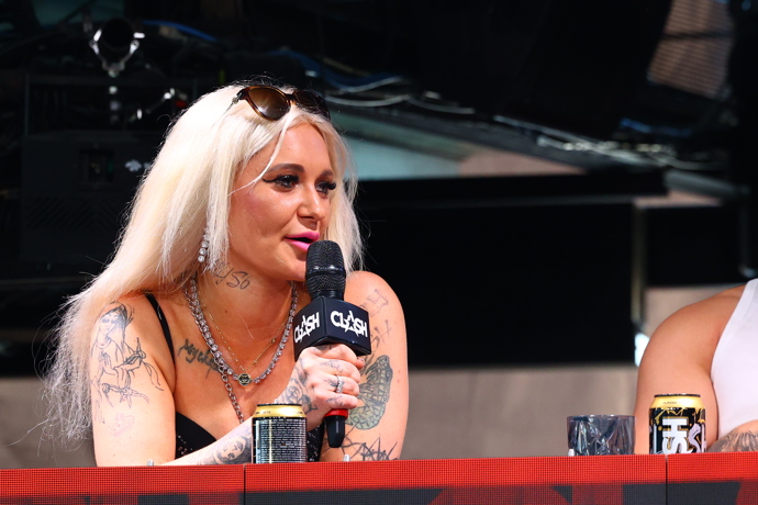 FOTO: Karolína Kavalová ráda provokuje. – stránka 26