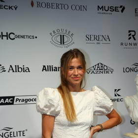 Veronika Kopřivová na módní přehlídce sourozenců Ponerových. 