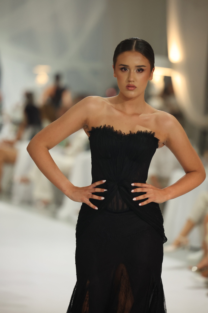 FOTO: Druhá dcera Karolína Jirásková se také prošla po mole. – stránka 37