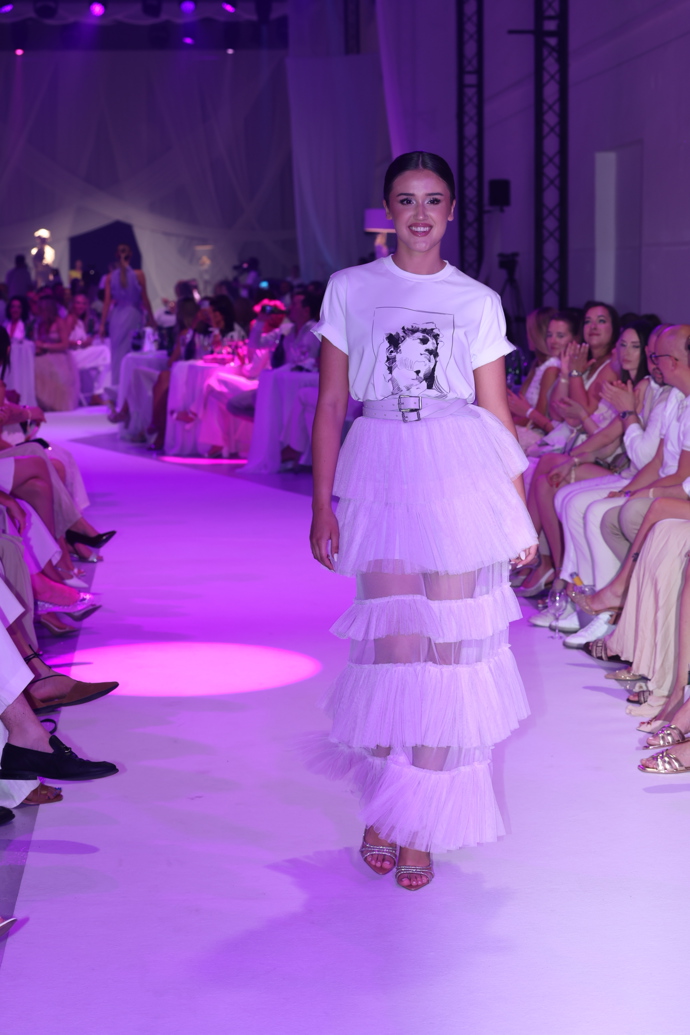 FOTO: Karolína Jirásková v dalším modelu. – stránka 35