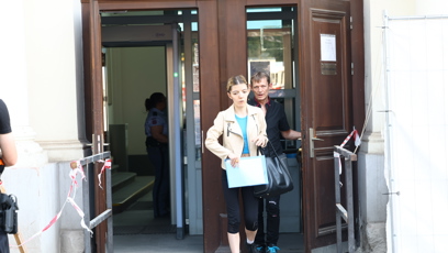 FOTO: Adéla Pulcová známá jako Shopaholicadel odchází od soudu.