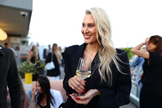 FOTO: Kateřina Průšová si vychutnala skleničku dobrého pití. – stránka 37
