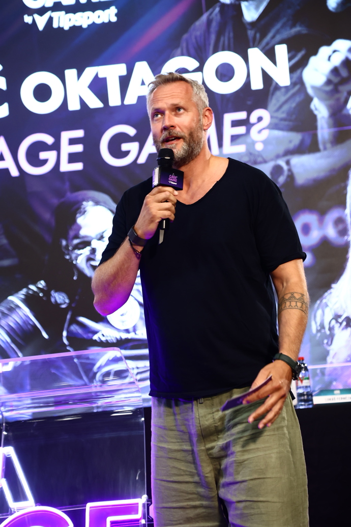 FOTO: Ondřej Novotný na tiskové konferenci k projektu Cage Game. – stránka 3