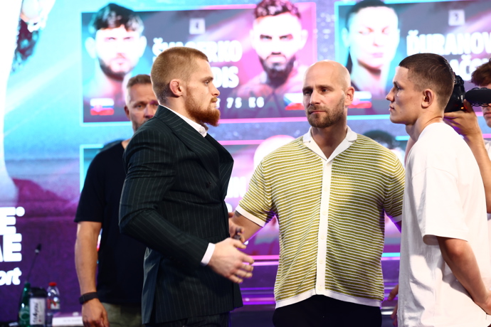 FOTO: Tradiční staredown bojovníků. – stránka 8