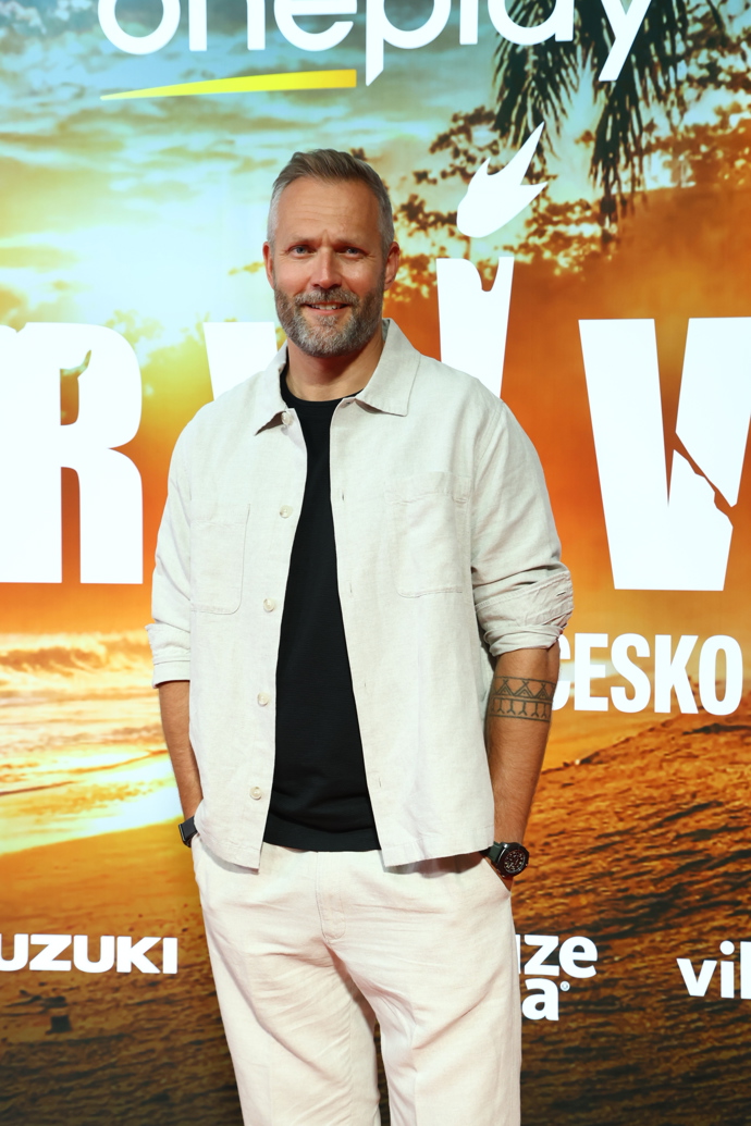 FOTO: Moderátor Ondřej Novotný na finále show Survivor 2026. – stránka 17