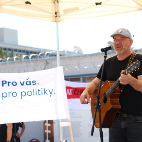 David Koller zpívá na protestu před ČT.