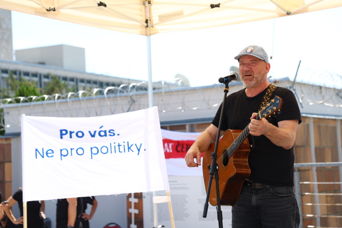 FOTO: David Koller zpívá na protestu před ČT. – stránka 10