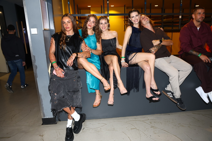 FOTO: Alžběta Levinská, Sára Trnková, Bára Hošková, Simona Kirchnerová a Jura. – stránka 2