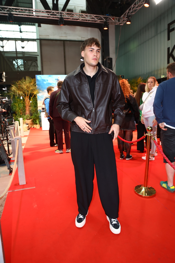 FOTO: Lukáš „Luktuma“ Tůma si nenechal ujít velkolepé finále show Survivor 2026. – stránka 1