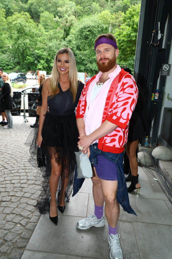 FOTO: Michael Skalický po boku sexy Denise Ayverdi. – stránka 139