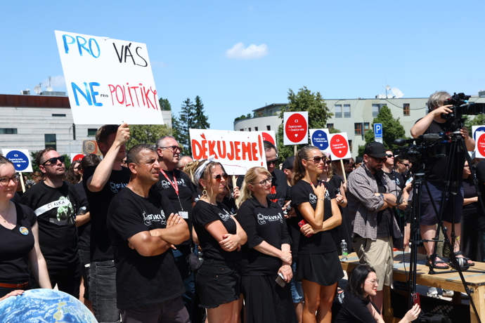 FOTO: Protest před budovou ČT. – stránka 2