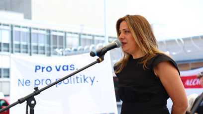 FOTO: Aneta Langerová na protestu před ČT.