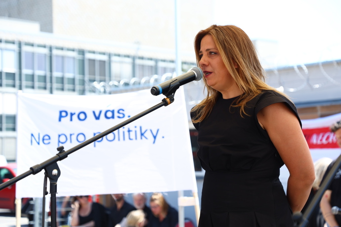 FOTO: Aneta Langerová na protestu před ČT. – stránka 1