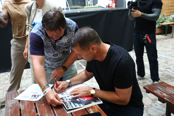 FOTO: Pavel Kuka se podepisoval fanouškům. – stránka 9