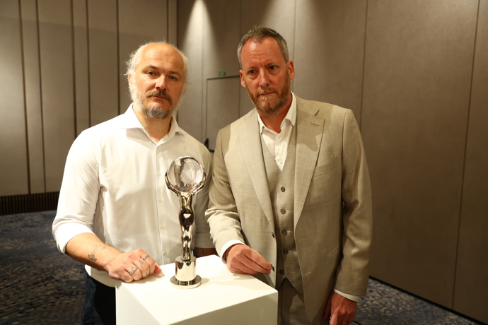 FOTO: Kryštof Mucha a Karel Och s cenou. – stránka 25