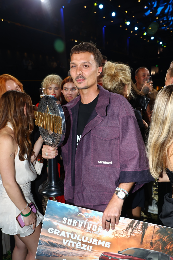 FOTO: Otakar Šenkýř vyhrál letošní řadu show Survivor. – stránka 69