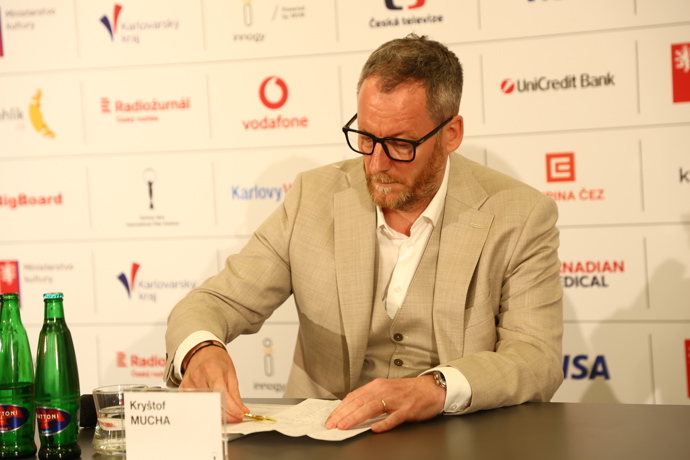 FOTO: Kryštof Mucha během tiskové zprávy KVIFF 2026. – stránka 157