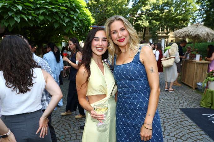 FOTO: Kateřina Hocek s Martou Somyk. – stránka 25