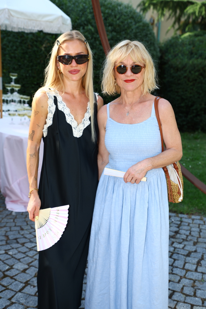 FOTO: Dana Batulková se svou dcerou Marianou. – stránka 7