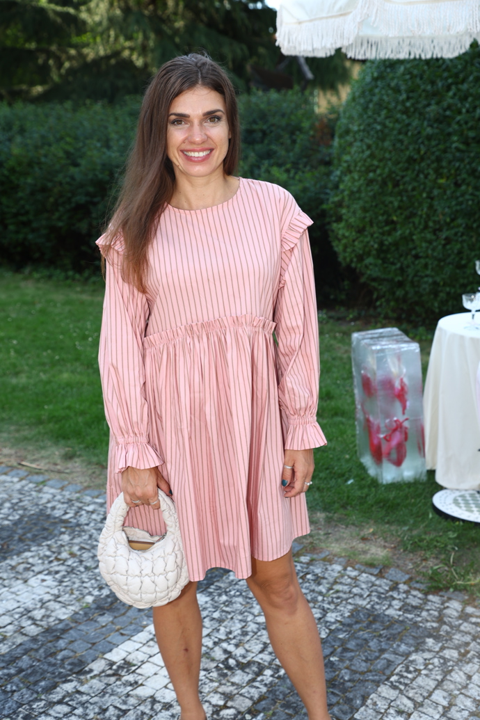 FOTO: Denisa Pfauserová dorazila v dobré náladě. – stránka 15