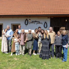 Na statku u Evžena se sejde celá rodina.