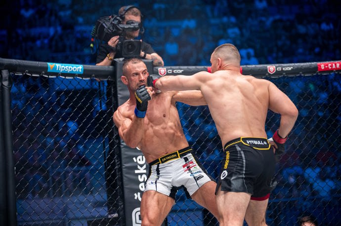 FOTO: Úškrt totiž svého soupeře ukončil už po necelých dvou minutách. – stránka 7