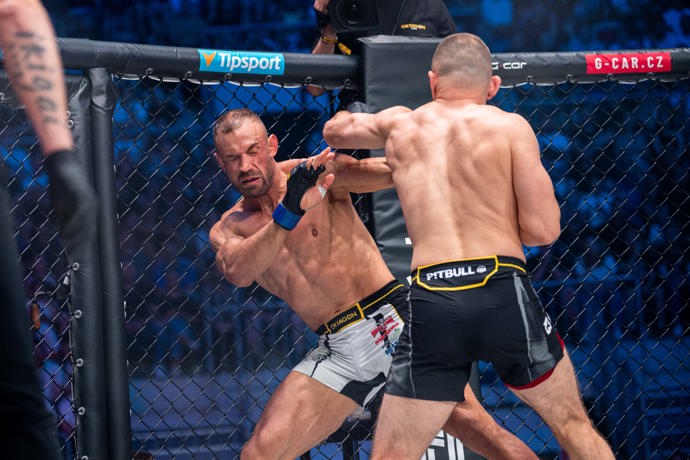 FOTO: Úškrt svému soupeři nic nedaroval. – stránka 6