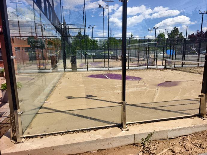 FOTO: Místo luxusního sportoviště písečná duna. – stránka 14