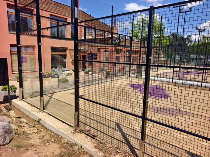 FOTO: Pohled na padelový kurt z boku ukazuje, jak blízko k zázemí akademie se dravá voda dostala. – stránka 6