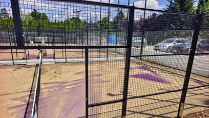 FOTO: Nové kurty na padel spláchla blesková potopa, která na herním povrchu zanechala tlustou vrstvu bahna a písku.
