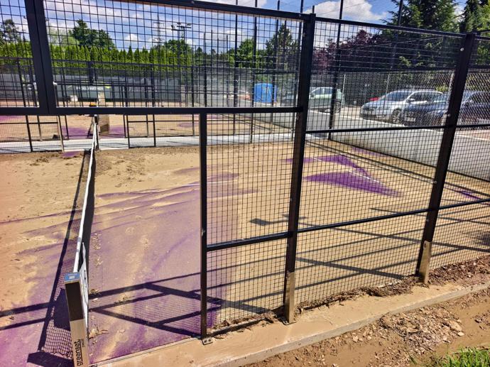 FOTO: Nové kurty na padel spláchla blesková potopa, která na herním povrchu zanechala tlustou vrstvu bahna a písku. – stránka 13