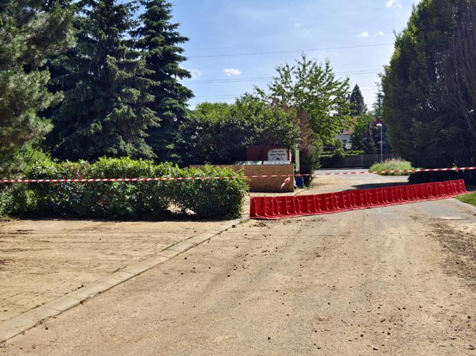 FOTO: Příjezdové cesty do tenisové akademie jsou zataraseny červenými plastovými zábranami a výstražnou páskou. – stránka 7