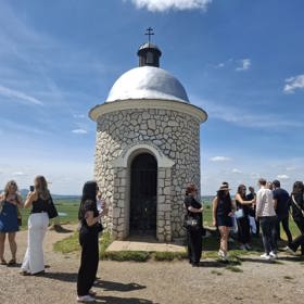Kaplička na Hradišťku, na vyvýšenině uprostřed vinic, nabízí romantický pohled do krajiny na vinice a je oblíbeným místem pro konání svateb.
