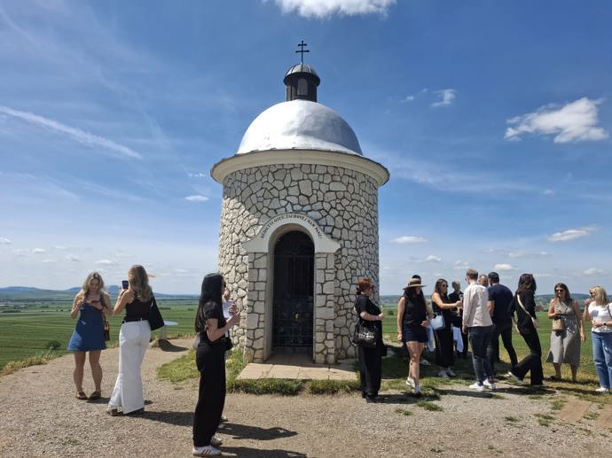 FOTO: Kaplička na Hradišťku, na vyvýšenině uprostřed vinic, nabízí romantický pohled do krajiny na vinice a je oblíbeným místem pro konání svateb. – stránka 6