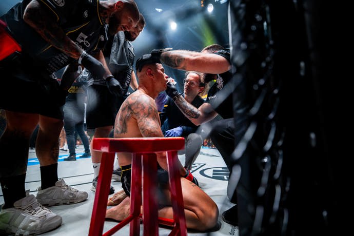 FOTO: O tvrdé rány nebyla nouze. – stránka 13