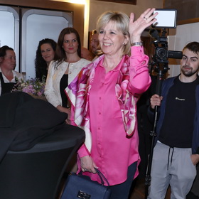 Eva Pavlová povýšila bílé tenisky na společenskou záležitost prostřednictvím růžové košile a saténového šátku.