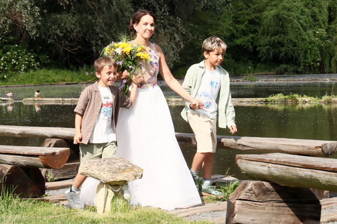 FOTO: Michaela Tomešová s rodinou. – stránka 11