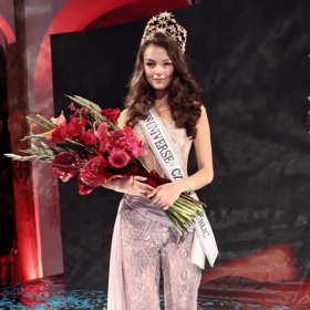 Miss Universe Česko Sophia Maria Osako odstoupila.