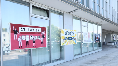 FOTO: Nápisy na budově České televize.