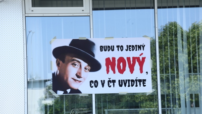 FOTO: Jeden z nápisů na protestu před Českou televizí.