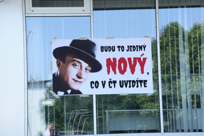 FOTO: Jeden z nápisů na protestu před Českou televizí. – stránka 18
