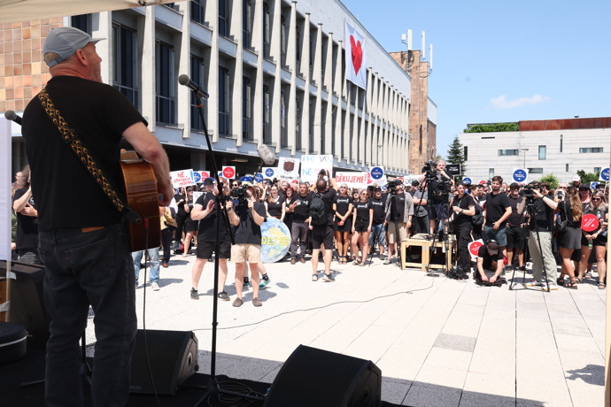 FOTO: Protest před Českou televizí. – stránka 19