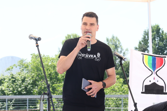 FOTO: Daniel Stach na protestu před Českou televizí. – stránka 2