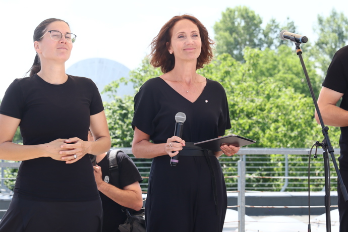 FOTO: Ester Janečková na protestu před Českou televizí. – stránka 22