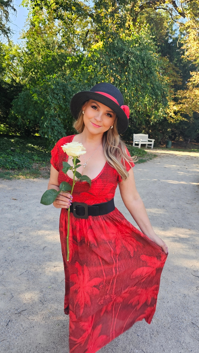 FOTO: Magda Malá působí jako roztomilá dívenka.. – stránka 5