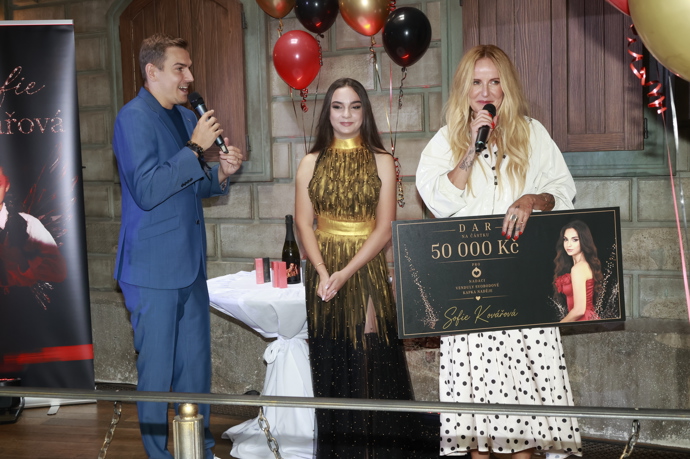 FOTO: Nadace Kapka naděje získala šek na 50 tisíc korun. – stránka 1