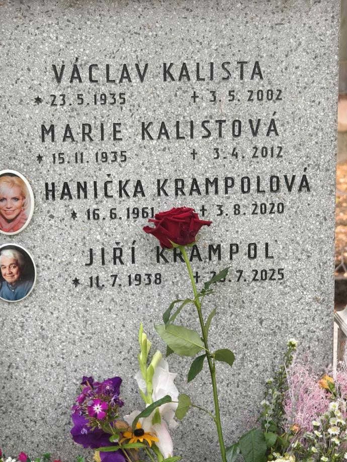 FOTO: Jiří spočinul v rodinném hrobě své zesnulé ženy Hanky. – stránka 11